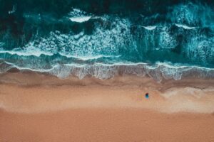 Fototapeta Piaszczysta Plaża z Falami Morskimi